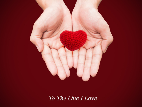Две руки держат красное сердце
 - Фото, изображение