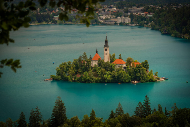 Isla en el lago en la ciudad de Bled en Eslovenia en verano nublado día lluvioso - Foto, imagen