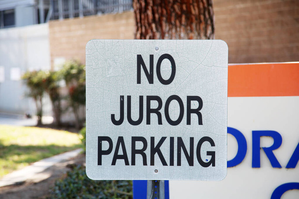 Žádné parkování porotce. Žádné parkovací znamení. Varování před parkováním porotce na parkovišti Orange County Civic Center. Orange County California. - Fotografie, Obrázek
