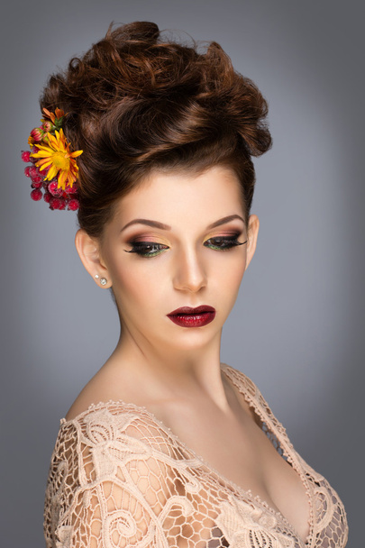 Fashion Beauty Model Girl with Flowers Hair. Bride. Perfect Creative Make up and Hair Style. Hairstyle. Bouquet of Beautiful Flower - Foto, imagen