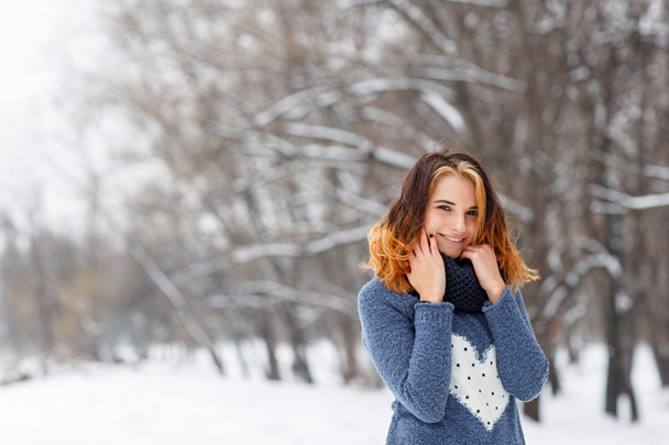 Фото красивая женщина в зимнем парке
. - Фото, изображение