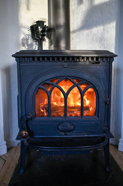 fuego naranja en estufa antigua de hierro fundido Kumla Suecia enero 27 2023 - Foto, imagen