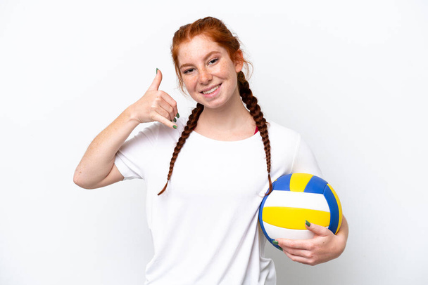 Молода біла червонувата жінка грає у волейбол ізольовано на білому тлі, роблячи телефонний жест. Зателефонуйте мені назад знак
 - Фото, зображення