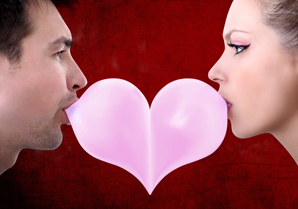 amoureux couple baiser coeur en forme de Saint-Valentin avec chewing-gum
 - Photo, image