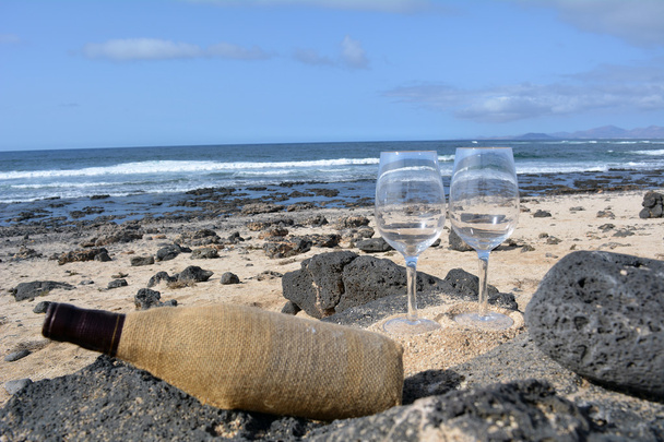 Kaksi lasia viiniä rannalla Paradise Islandilla
 - Valokuva, kuva