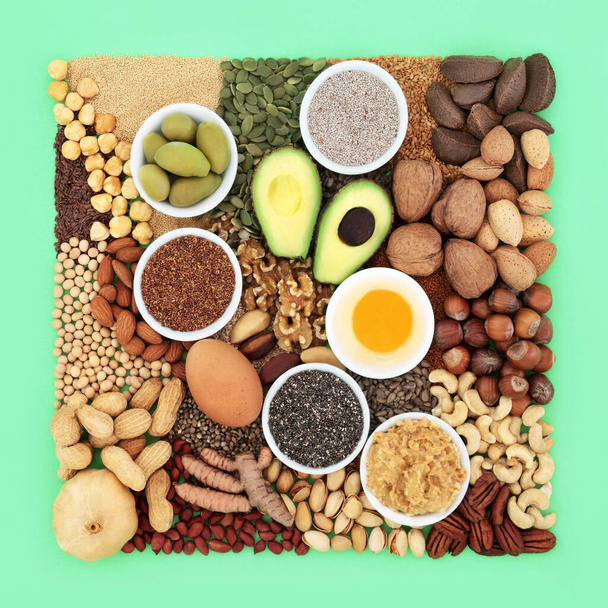 Essential fatty acid foods high in healthy lipids. Ingredients contain unsaturated good fats for healthy heart and cholesterol levels with nuts, seeds, dairy, vegetables, legumes and grain.   - Foto, imagen