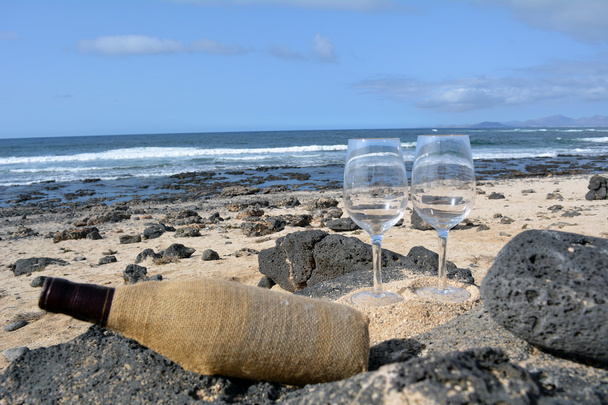 zwei Gläser Wein am Strand der Paradiesinsel - Foto, Bild