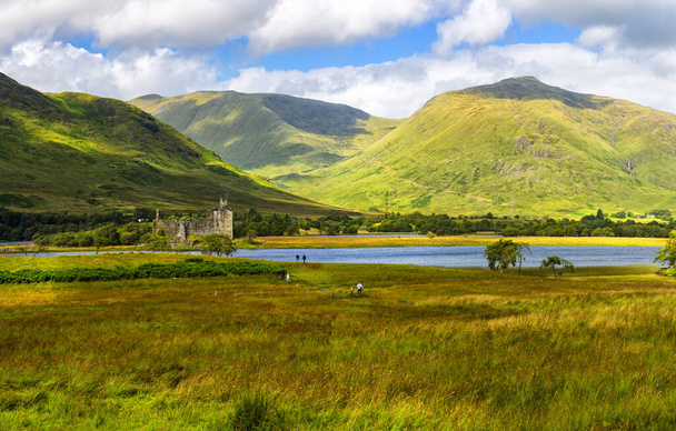 Kilchurn Castle is located in the homonymous town in Argyll. It is positioned on an isthmus of rock at the end of Lake Awe - Фото, изображение