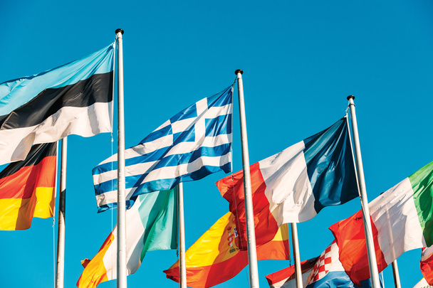 Drapeau grec agitant devant le Parlement européen
 - Photo, image
