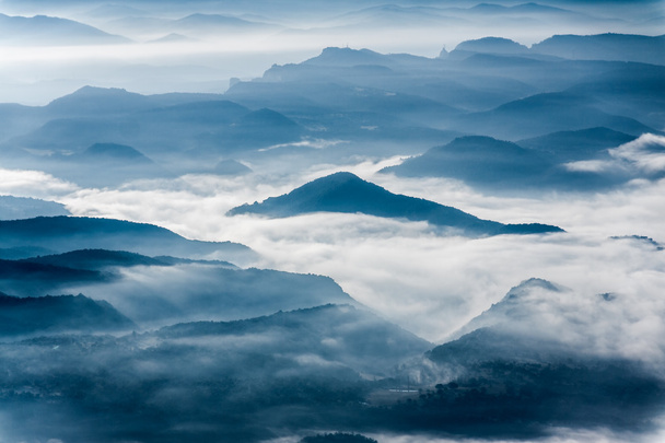 Туманный горный ландшафт в Ла-Гарротха, Каталония
 - Фото, изображение