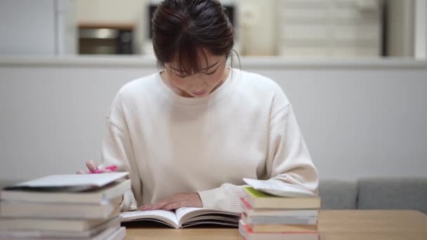 家で勉強する女 - 映像、動画