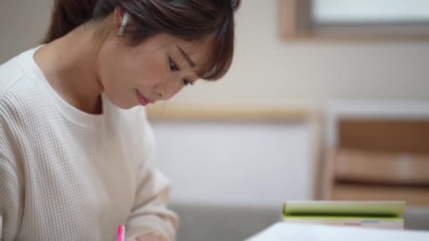 Mujer estudiando en casa - Metraje, vídeo