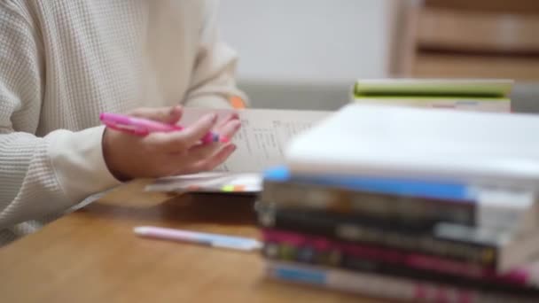 Frau studiert zu Hause - Filmmaterial, Video