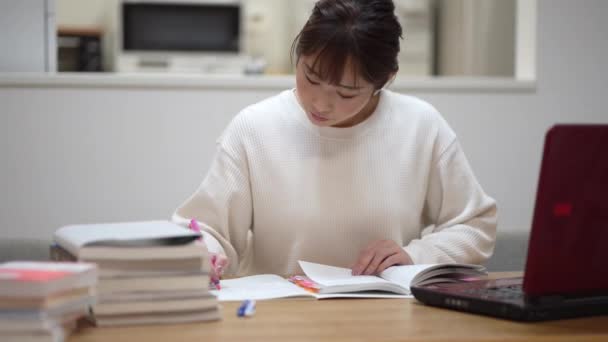woman studying with a laptop - Filmmaterial, Video