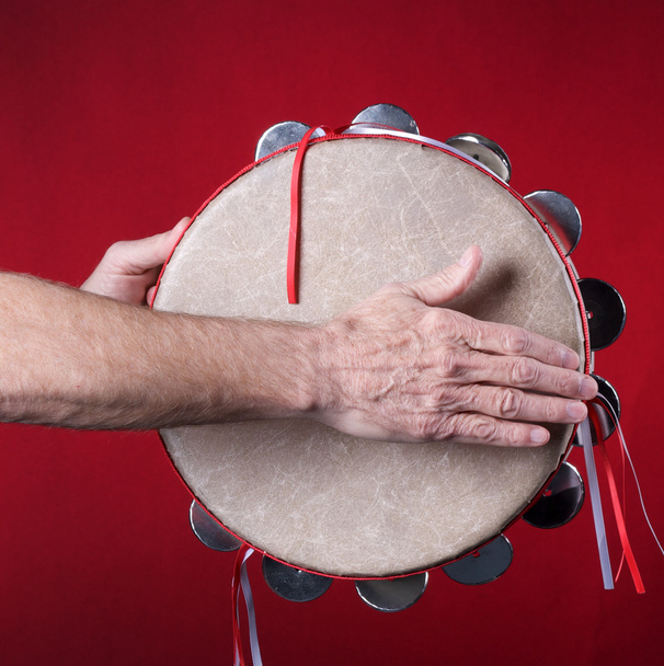 tamboerijn gespeeld op rood - Foto, afbeelding