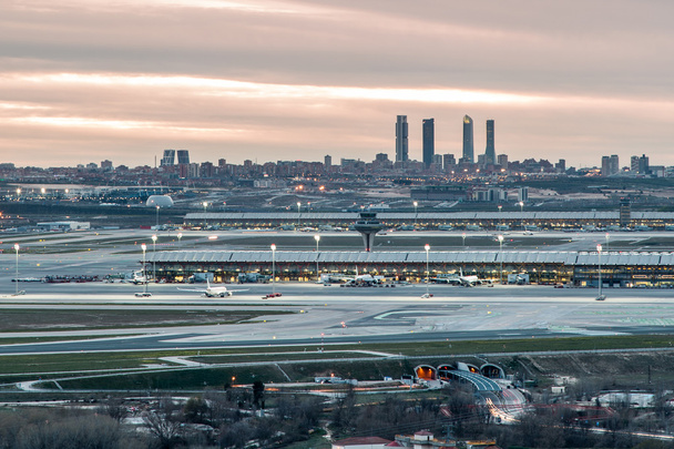 Madrid-Barajasin lentoasema auringonlaskun aikana
 - Valokuva, kuva