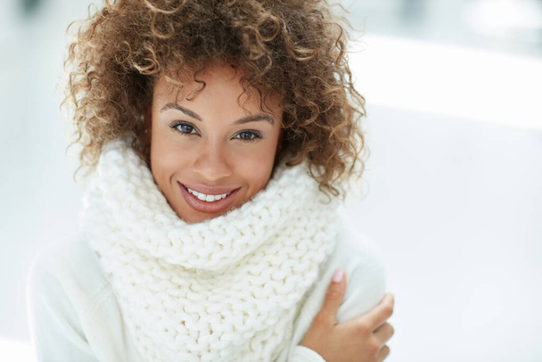 Ποιος είπε ότι πρέπει να διαλέξεις ανάμεσα στο στυλ και την άνεση. Πορτρέτο μιας ελκυστικής νεαρής γυναίκας ντυμένη με χειμωνιάτικη ενδυμασία - Φωτογραφία, εικόνα