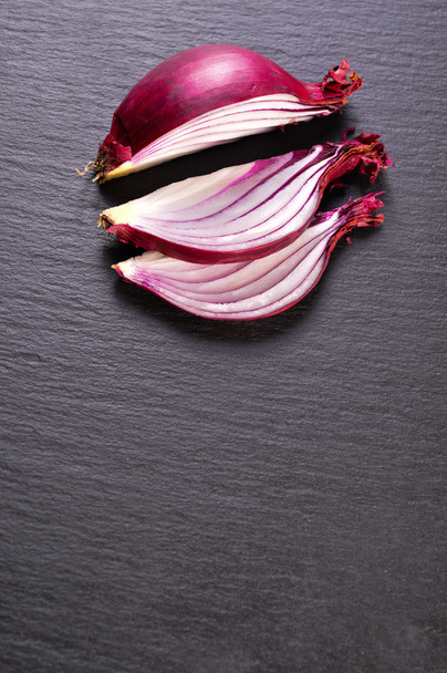 Siyah arka plan üzerine izole kırmızı soğan - Fotoğraf, Görsel