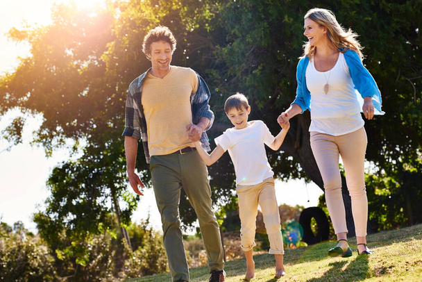 Семья важнее всего остального. счастливая семья проводит время вместе на открытом воздухе - Фото, изображение