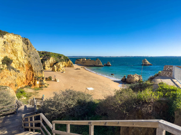 Пляж Praia Dona Ana с бирюзовой морской водой и скалами, Португалия. Пляж Фабья Дона Ана (Felia Dona Ana) в Лагуше, Алгарве, Португалия
. - Фото, изображение