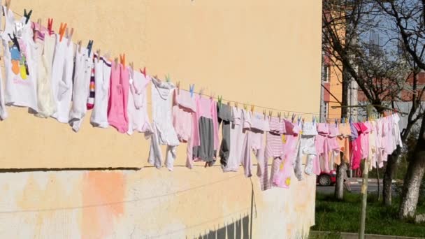 Roupas para bebês deixadas para secar
 - Filmagem, Vídeo