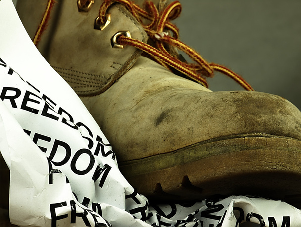 La palabra libertad aplastada por una pesada y vieja bota militar
. - Foto, Imagen