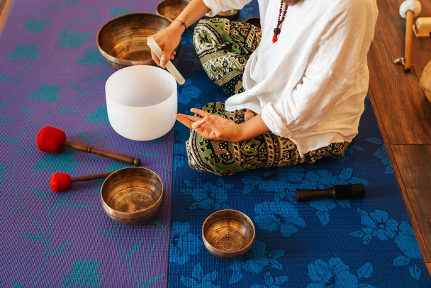 Tibeti éneklő bowl, hang terápia - Fotó, kép