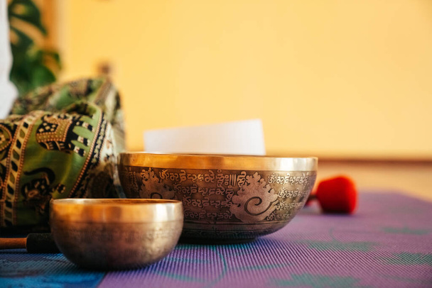 close up Tibetan singing bowl in sound therapy - Zdjęcie, obraz
