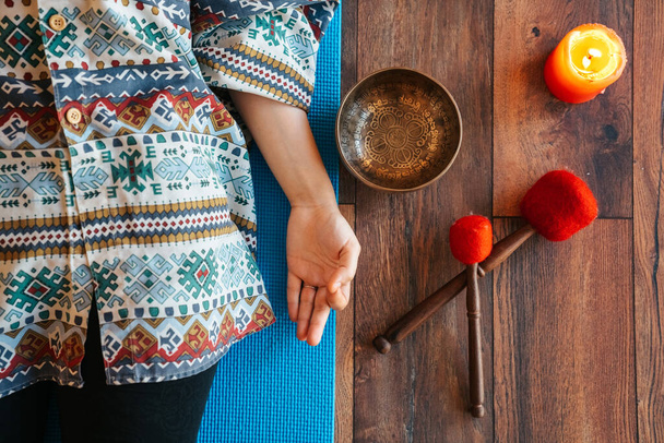Hand close up The girl is meditating Tibetan singing bowl in sou - Fotó, kép