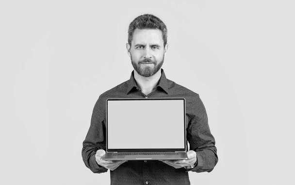 ビデオプレゼンテーション、コピースペース、現代生活のための緑のラップトップ画面を示す陽気な髭の男. - 写真・画像