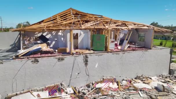 O furacão Ian destruiu o telhado da casa na área residencial da Flórida. Desastre natural e suas consequências. - Filmagem, Vídeo