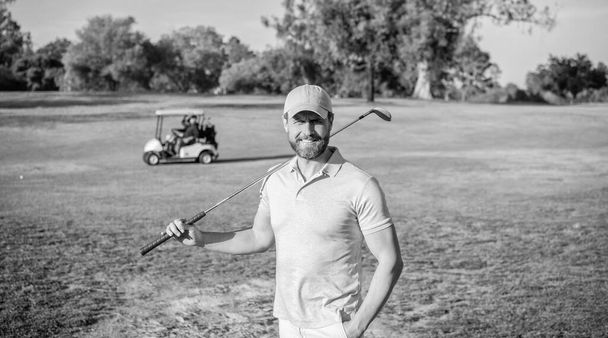 retrato de golfista sonriente en gorra con club de golf, verano. - Foto, Imagen