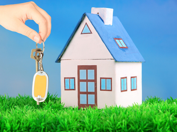 Ключ в руке и модель дома, Концепция недвижимости
 - Фото, изображение