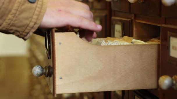 Cajón clásico de archivo de madera
 - Metraje, vídeo