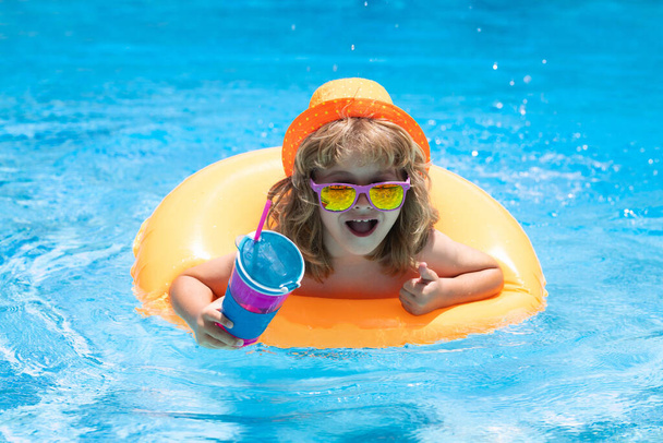 Счастливый ребенок играет в бассейне. Летние каникулы. Летний детский портрет в морской воде на пляже - Фото, изображение