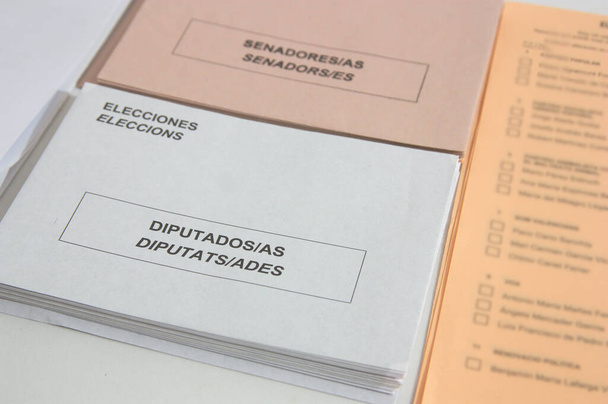 Kuva joistakin äänestyspaikalla kongressin ja senaatin vaalipäivänä Espanjassa olleista kirjekuorista, joissa edustajat valitaan tuomioistuimiin - Valokuva, kuva
