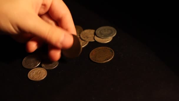 Sběratel zkoumá staré mince - Záběry, video