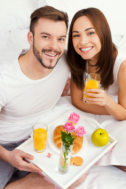 Couple having breakfast in bed - Foto, afbeelding