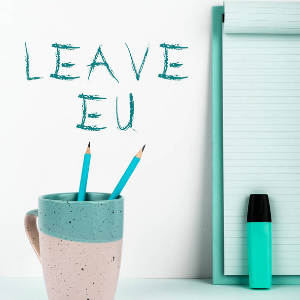 Текст, що показує натхнення Залиште Еу, Бізнес-підхід Акт особи залишити країну, яка належить Європі - Фото, зображення