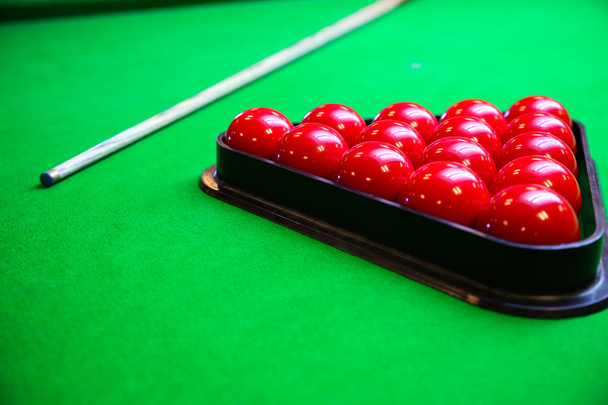Snooker golyó a biliárd asztal, Snooker, vagy a medencére nyílik a zöld asztalon, nemzetközi sport játék. - Fotó, kép