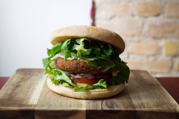 Vegetarian burger made with a mixture of vegetables and products such as tofu or seitan. - Foto, Imagen