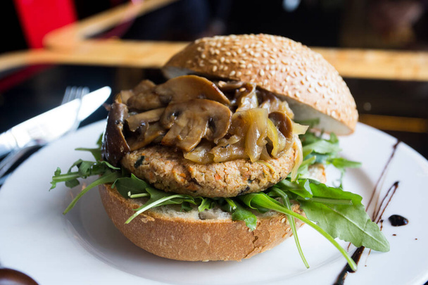Vegetarian burger made with a mixture of vegetables and products such as tofu or seitan. - Foto, Imagen