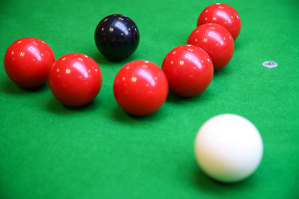 Снукерный мяч на бильярдном столе, снукер или бильярд игры на зеленом столе, Международный спорт
. - Фото, изображение