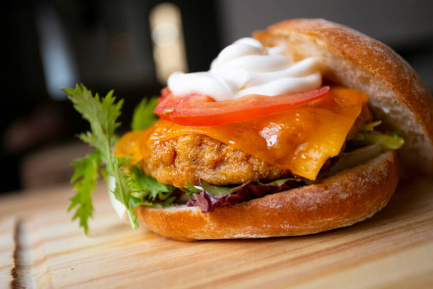Authentic top quality American crispy chicken Burger - Foto, afbeelding