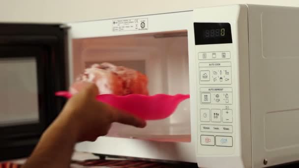 Rozmrazování masa na mikrovlnné - Záběry, video