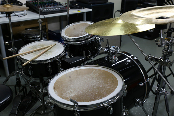 Барабан встановлено у навчальному залі. Музичне обладнання в тренувальній кімнаті
. - Фото, зображення