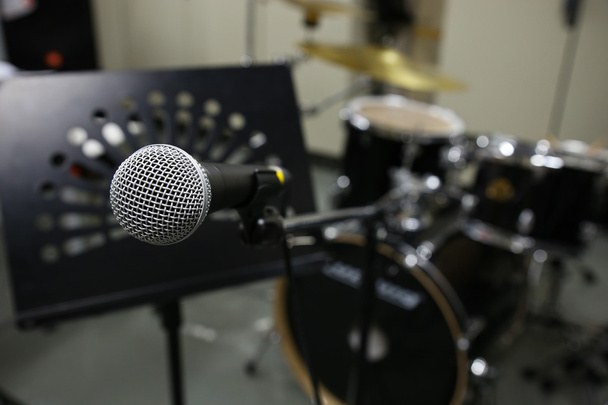 Gros plan du microphone dans la salle de concert ou la salle de conférence. Équipement musical dans la salle de formation
. - Photo, image