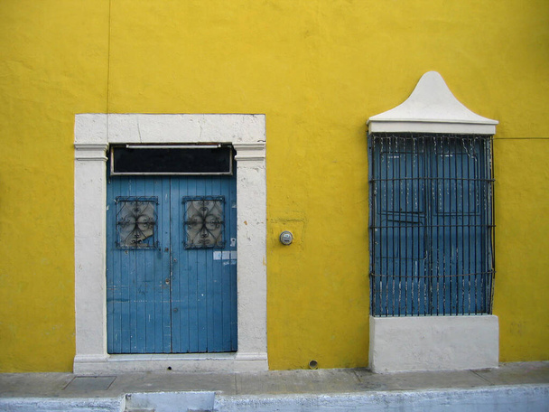 the charm of Valladolid, in the state of Yucatan in Mexico, are the multicolored walls of colonial houses decorated with doors, windows and balconies of different colors - Φωτογραφία, εικόνα