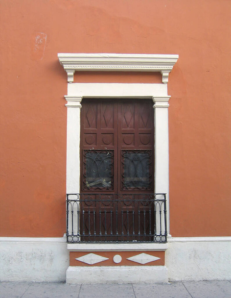 the charm of Valladolid, in the state of Yucatan in Mexico, are the multicolored walls of colonial houses decorated with doors, windows and balconies of different colors - 写真・画像