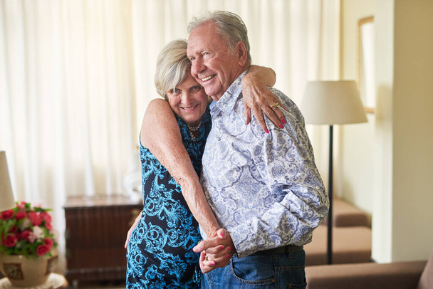 El amor es el elixir de la vida. una feliz pareja de ancianos bailando juntos en casa - Foto, imagen